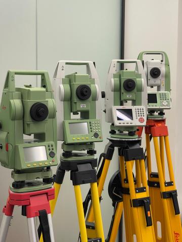 سه پایه نقشه برداری 